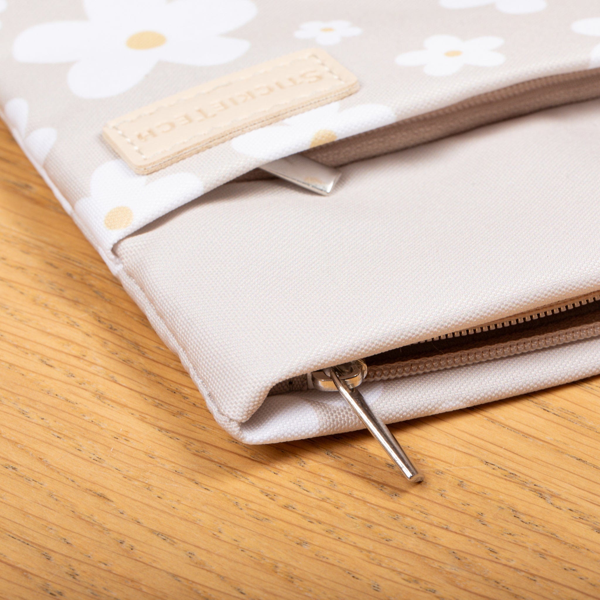 Simply Daisy Kindle Sleeve | For Kindle Basic / Paperwhite / Colorsoft